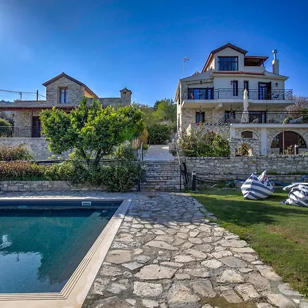 Horizon View With Pool, Garden, Parking 파노레프카라
